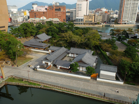 小倉城から見た小倉城庭園