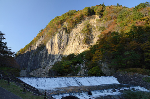 材木岩と滝