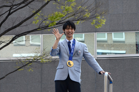 気さくに手を上げる羽生君